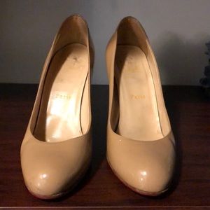 Nude patent Christian Louboutin pumps